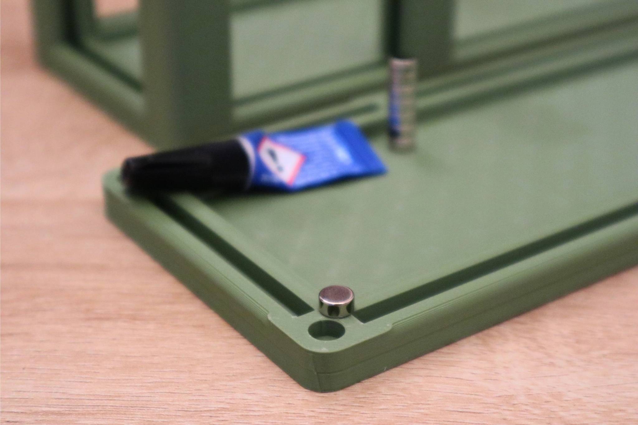 Magnete werden in den Boden geklebt